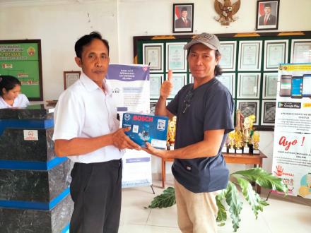 PENYERAHAN ALAT UKIR KEPADA KELOMPOK SATYA KARYA UKIR